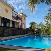 Stanze in villa con piscina