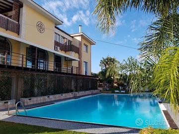 Stanze in villa con piscina