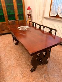 Tavolo in legno con sedie stile classico