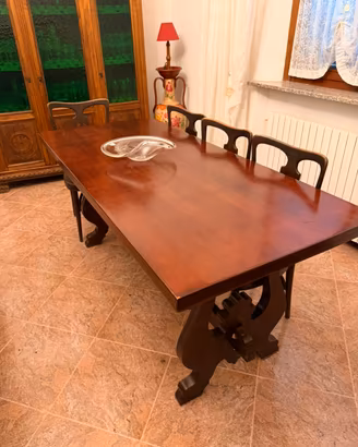 Tavolo in legno con sedie stile classico