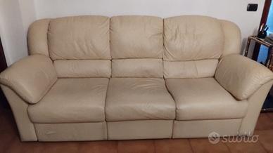 Divano 3 posti con poggiapiedi estraibili