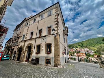 Poli: appartamento ristrutturato centro paese