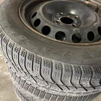 4 cerchioni con gomme invernali e copricerchi