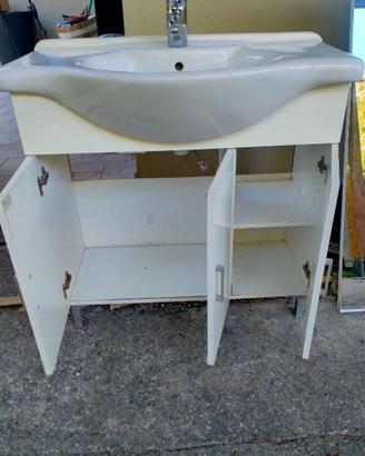 Lavello bagno con rubinetto, mobiletto e specchier