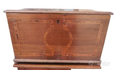 Cassapanca modellino portavalori intarsiato antico