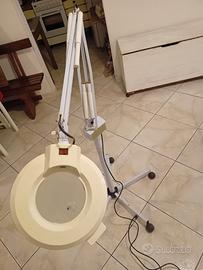 lampada con luce di ingrandimento 