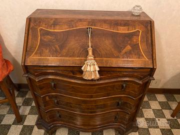 Cassettone a ribalta in noce e radica