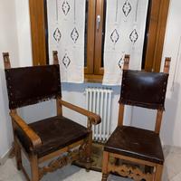 Coppia di poltrone in legno e cuoio