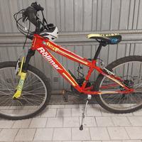 bici mountain bike ragazzo con caschetto