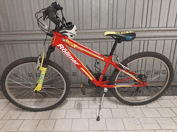 bici mountain bike ragazzo con caschetto