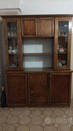 Credenza in legno con vetrine