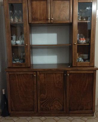 Credenza in legno con vetrine