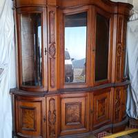 Mobile con ante e vetri bombati