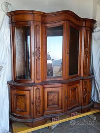 Mobile con ante e vetri bombati