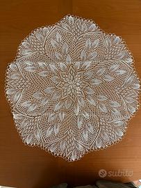 Centrino all’uncinetto eseguito a mano