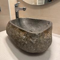 Lavabo in pietra con accessori