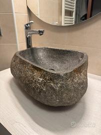 Lavabo in pietra con accessori