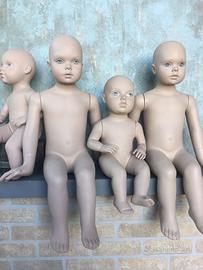 Manichini seduti bambino