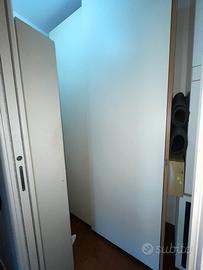 Armadio bianco fatto a mano
