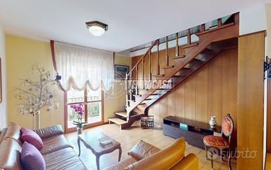 AMPIO APPARTAMENTO CON DOPPIO GARAGE E MANSARDA AB