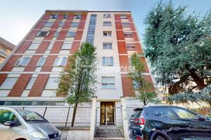 Quadrilocale al quinto piano in zona servita