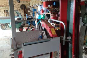 sega circolare con nastro trasportatore 