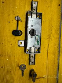 Serratura e cilindro per basculante garage