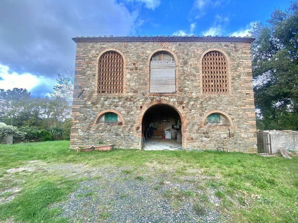 Rustico / Casale di 200 m² con più di 5 locali a P - Vista 5