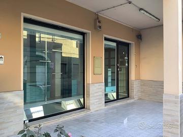 Locale commerciale arredato