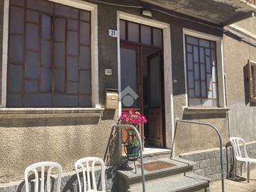 CASA SEMINDIPENDENTE A STRONA