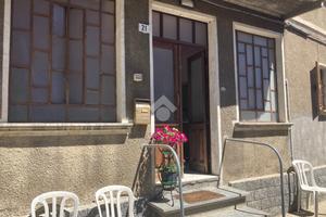 CASA SEMINDIPENDENTE A STRONA