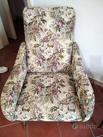 Poltrona vintage più tavolino piedini in ferro
