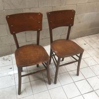 Sedie in legno con disegno in rilievo.