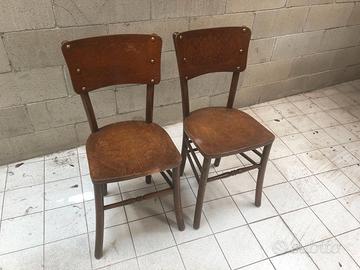 Sedie in legno con disegno in rilievo.