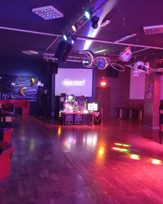 Attività commerciale di bar e locale di intratten
