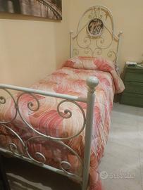Letto in ferro battuto in arte povera