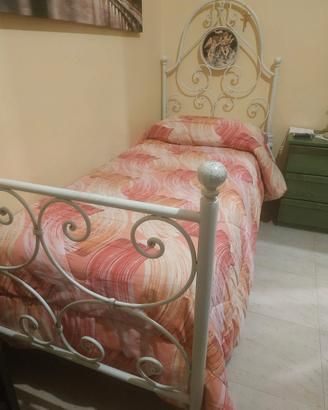 Letto in ferro battuto in arte povera