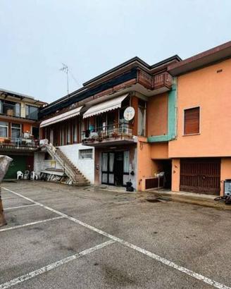 Immobile in asta di 147 m² con 5 locali e box auto