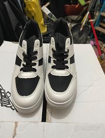 Scarpe bianche e nere