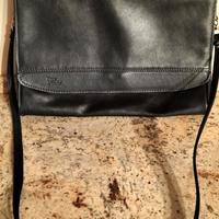 Borsa in pelle nera a tracolla con patta