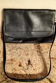 Borsa in pelle nera a tracolla con patta