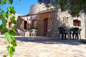 TRULLO IN PIETRA CON AMPIO GIARDINO a TORRE VADO