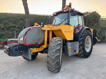 Valtra T140 con braccio decespugliatore