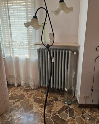 Piantana a due luci in ferro lavorato