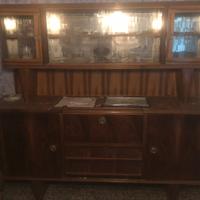 Credenza antica con tavolo