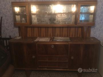 Credenza antica con tavolo