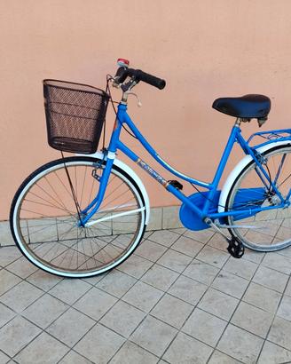Bicicletta da 24 celeste e bianca con cesto