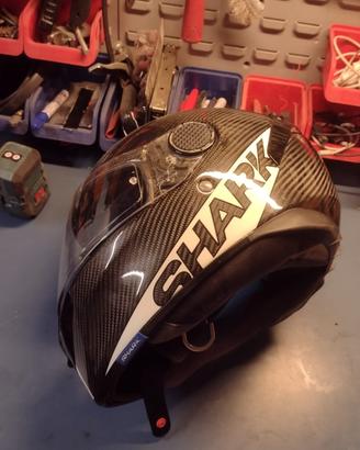 Casco fibra di carbonio