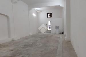 NEGOZIO A BALESTRATE