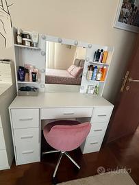 Postazioen trucco bianca con specchio illuminato